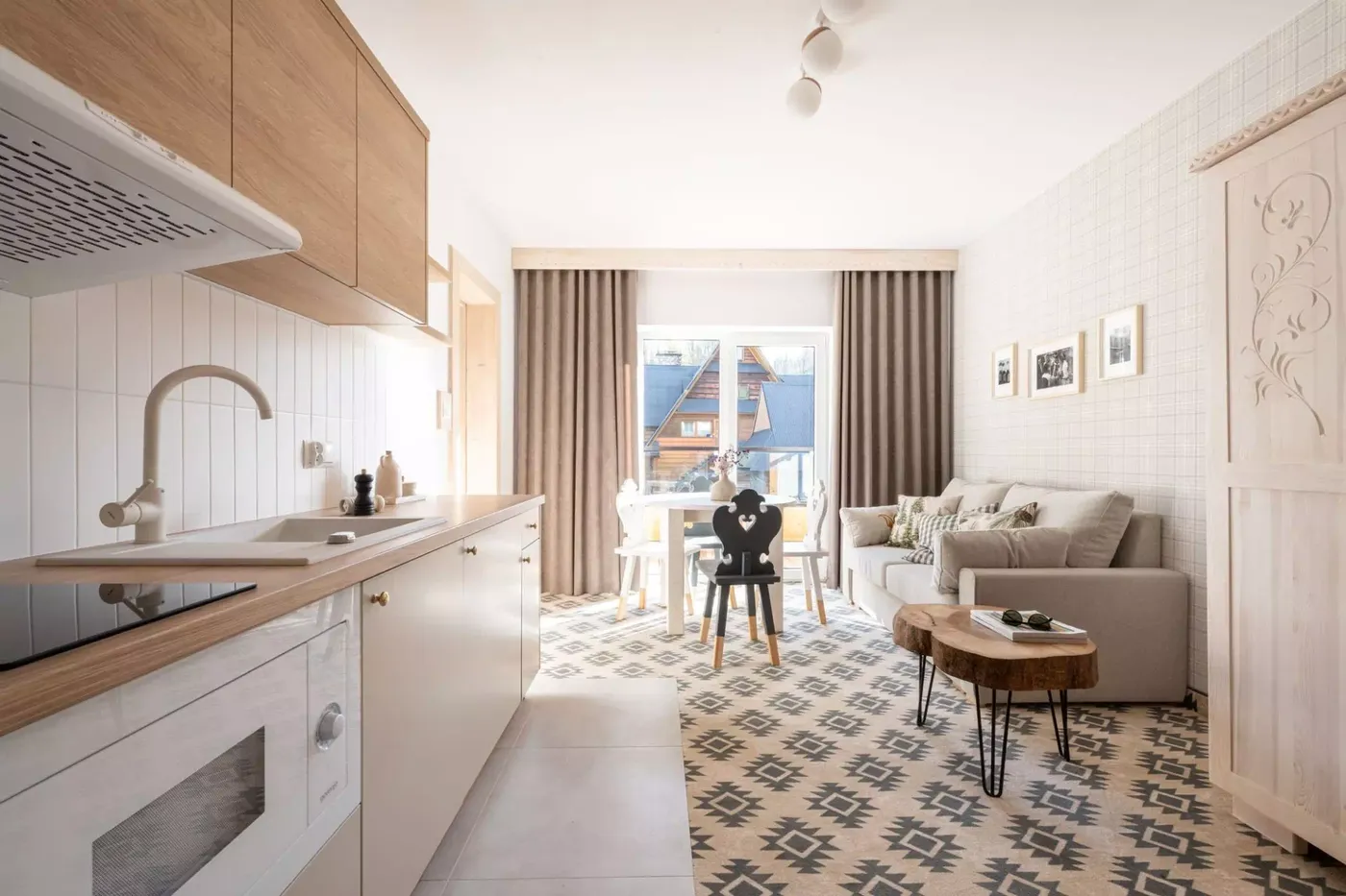 Apartament 3, salon z aneksem kuchennym i stołem