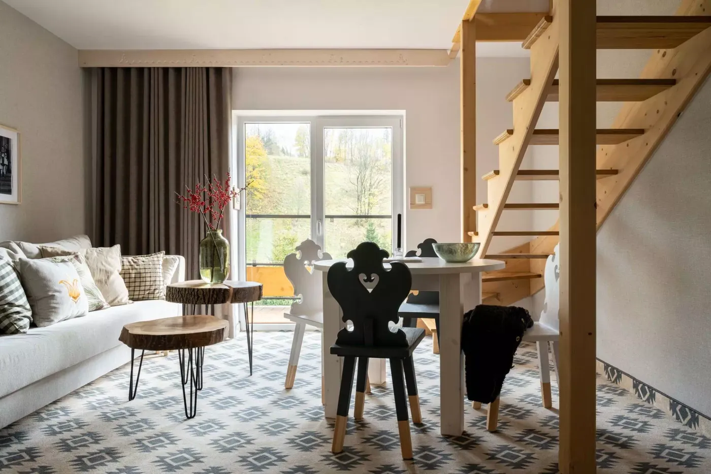 Apartament 8, salon dwupoziomowy z antresolą