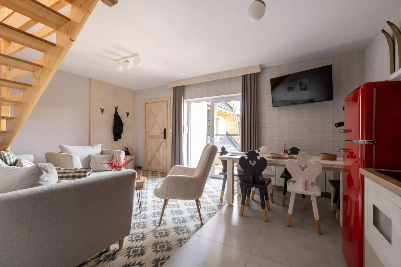 Apartament 9, otwarta przestrzeń z aneksem kuchennym, jadalnią i salonem